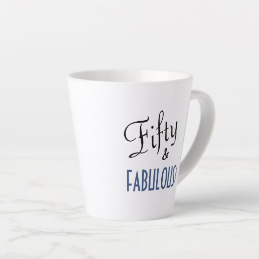 Chic Script Typography Fifty & FABULOUS! Birthday Latte Mok (Rechterhoek)