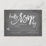 Chic Typographie Chalkboard Mariage RSVP<br><div class="desc">Carte de réponse rsvp de mariage moderne et élégante,  avec des polices en lettres et un arrière - plan de tableau noir. Sélectionnez une forme découpée ou du papier texturé pour une touche extra luxueuse.</div>