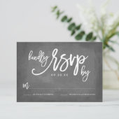 Chic Typographie Chalkboard Mariage RSVP (Debout devant)