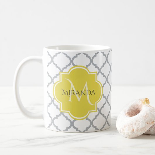 Chic White Grey Quatrefoil Geel Monogramnaam Koffiemok (Met donut)