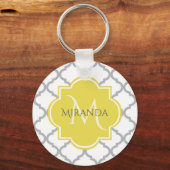 Chic White Grey Quatrefoil Geel Monogramnaam Sleutelhanger (Voorkant)