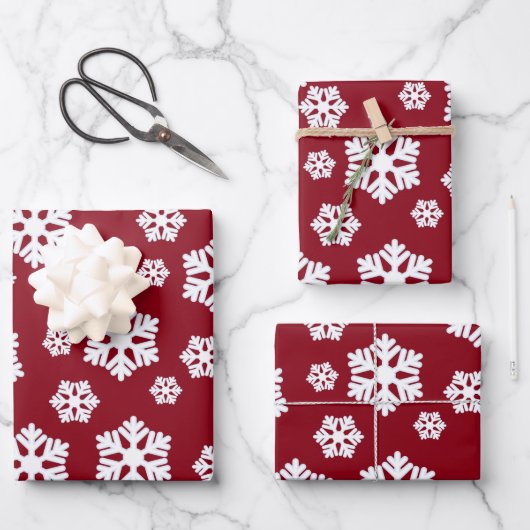 Chic White Snowflakes Nordic Pattern on Dark Red Inpakpapier Vel (Voorkant)