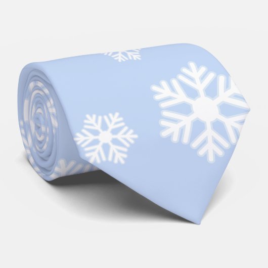 Chic White Snowflakes Nordic Pattern op Icy Blue Stropdas (Opgerold)