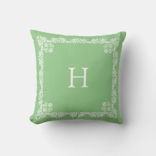 Chic Witte Kant Vector & Monogram op Lichtgroen Kussen