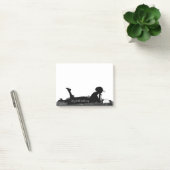  Chic Young Woman Leest een boek met naam Post-it® Notes (Kantoor)