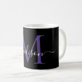 Chic Zwart Paarse Violet Monogram Elegant Script Koffiemok (Voorkant rechts)