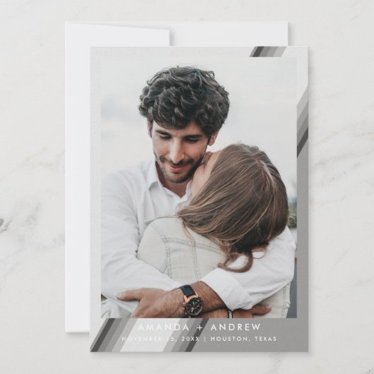 Chic Zwart-wit 70s Stripes Retro bruiloft Save The Date (Voorkant)