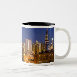 Chicago, Illinois, skyline shot van West Loop Tweekleurige Koffiemok