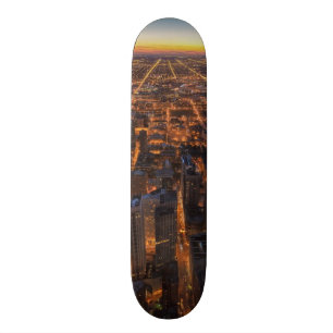 Chicago in de stad bij zonsondergang skateboard