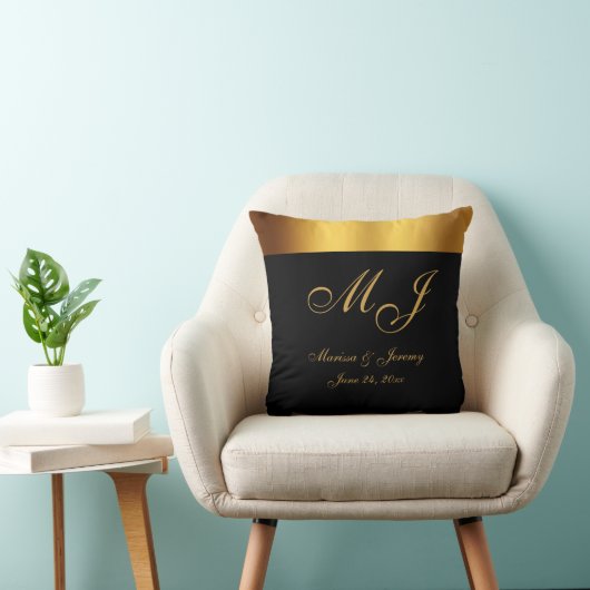 Chick Zwart Goud Monogram Script Bruiloft Kussen (Stoel)