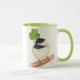 Chickadee avec la tasse de café chanceuse de