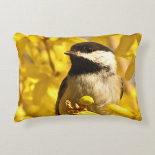 Chickadee Bird in Yellow Flowers Accent Pillow Decoratief Kussen