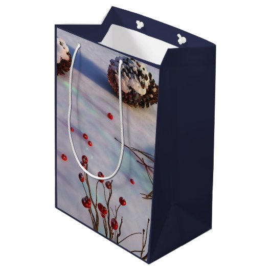 Chickadee Winter Gift Bag Medium Cadeauzakje (Achterkant Gekanteld)