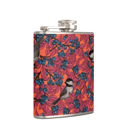 Chickadevogels op blauwbes-takken op sinaasappel heupfles (Rechts)