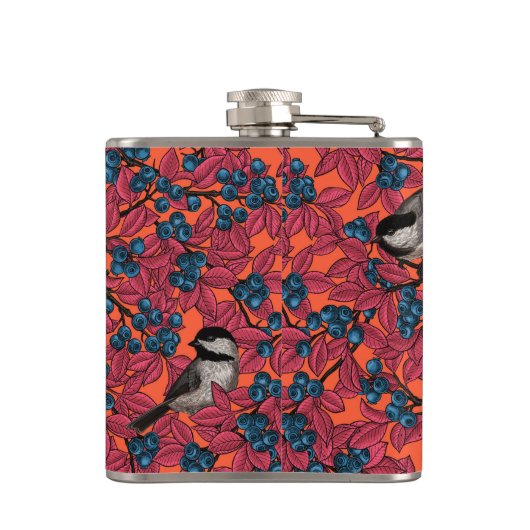 Chickadevogels op blauwbes-takken op sinaasappel heupfles (Achterkant)