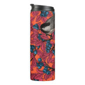 Chickadevogels op blauwbes-takken op sinaasappel thermosbeker (Geroteerd rechts)