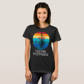 Chicken Whisperer with Retro Sunset Backyard Chic T-shirt (Voorkant volledig)