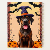 Chien adorable portant un chapeau de sorcière (Dos)