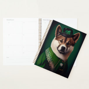 Chien akita en tenue de la Saint Patrick's Day