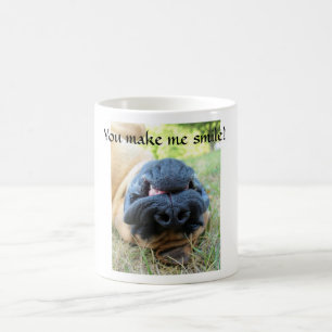 Chien anglais de mastiff souriant - tasse
