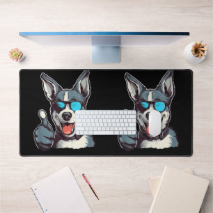 Chien aux lunettes de soleil drôles avec pouce lev