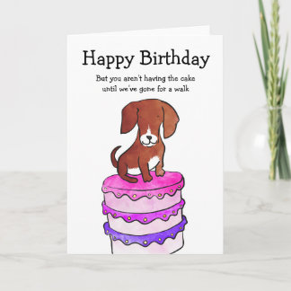 Chien avec carte d'anniversaire de gâteau
