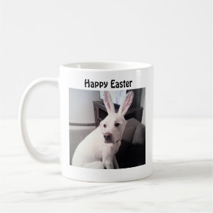 Chien blanc mignon portant du lapin de Pâques Mug