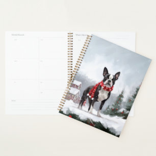 Chien de Boston Terrier pendant Noël de neige