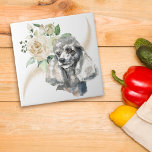 Chien de caniche à bouquet de rose blanche<br><div class="desc">Derrière le beau portrait en aquarelle d'un chien de caniche sur ce carrelage décoratif se trouve un joli bouquet de rose blanc. Le bouquet et l'image de chien sont ornés d'une tourbée de faux confettis de parties scintillant. Parfait pour tous ceux qui ont perdu leur coeur à cause d'un caniche...</div>