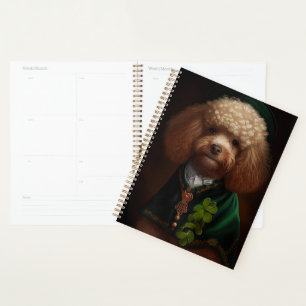 Chien de caniche en tenue de jour St. Patrick