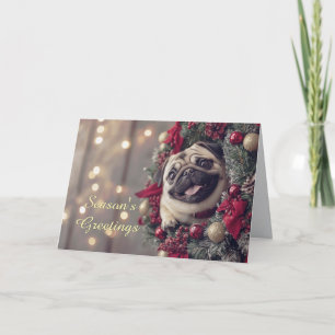 Chien de carlin dans une carte de Noël de couronne