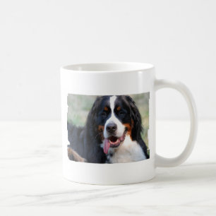 Chien de montagne de Bernese avec la grande tasse