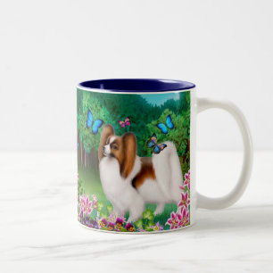 Chien de Papillon dans la tasse de jardin