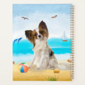 Chien de Papillon sur la plage (Dos)