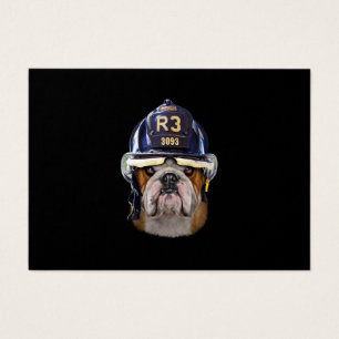 Chien de taureau anglais grognon portant un casque