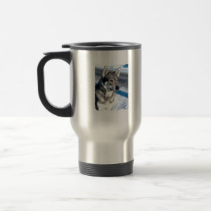 Chien de traîneau dans la tasse de voyage de neige
