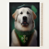 Chien des Pyrénées dans la robe de la Saint Patric (Dos)