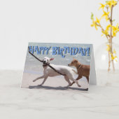 Chien drôle avec la carte d'anniversaire de bâton (Fleur jaune)