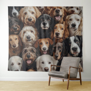 Chien face de la tapisserie