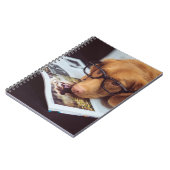 Chien futé avec des verres sur un livre (Côté gauche)