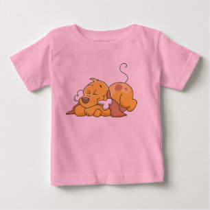 Chien heureux avec des T-shirts et des cadeaux
