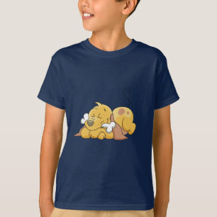 Chien heureux avec des T-shirts et des cadeaux