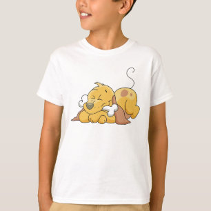 Chien heureux avec des T-shirts et des cadeaux