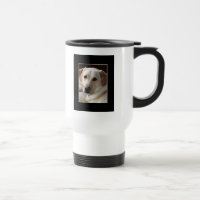 Chien jaune de labrador retriever sur la tasse de