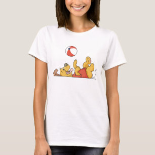 Chien jouant avec des T-shirts et des cadeaux de