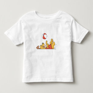 Chien jouant avec des T-shirts et des cadeaux de