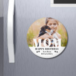 Chien Maman Joyeux Anniversaire Moderne Photo pers<br><div class="desc">Chien Maman Joyeux Anniversaire Moderne Magnets de photos personnalisés. Ce design moderne comprend un texte blanc "MOM" superposé sur votre photo préférée sur un arrière - plan blanc avec le texte éditable "Joyeux anniversaire (votre texte et votre nom)" est écrit dans la typographie moderne accentuée d'empreintes de pattes. Personnalisez le...</div>