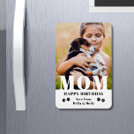 Chien Maman Joyeux Anniversaire Moderne Photo pers<br><div class="desc">Chien Maman Joyeux Anniversaire Moderne Magnets de photos personnalisés. Ce design moderne comprend un texte blanc "MOM" superposé sur votre photo préférée sur un arrière - plan blanc avec le texte éditable "Joyeux anniversaire (votre texte et votre nom)" est écrit dans la typographie moderne accentuée d'empreintes de pattes. Personnalisez le...</div>