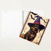 Chien mignon avec chapeau de sorcière (Devant avec enveloppe)