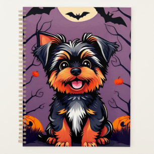 Chien mignon dans une scène d'Halloween avec des c
